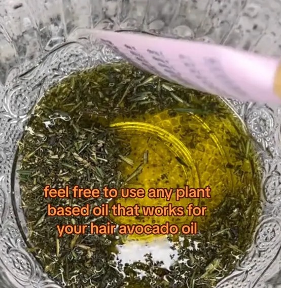 Zana mezcló romero fresco con aceite de oliva antes de hervir durante 15 minutos.