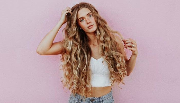 Una figura de una mujer con cabello largo y brillante.  - Desbloquear