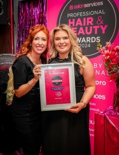 Jacqueline y Emma recibieron el premio en Londres