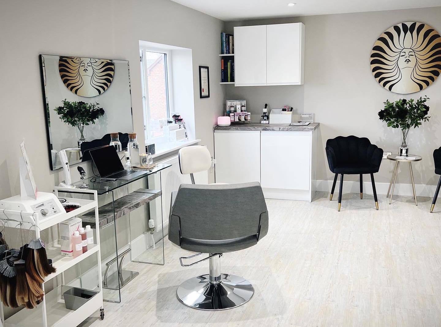 El salón Hair Loss es un lugar cálido y acogedor para que las mujeres se relajen.
