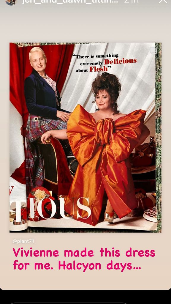 Una foto de Dawn French con un vestido de Vivienne Westwood.