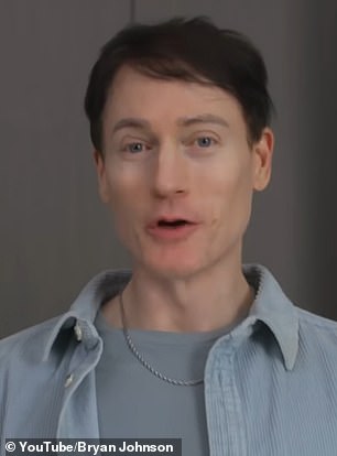 El biólogo multimillonario Bryan Johnson ha afirmado que su costoso régimen antienvejecimiento no sólo lo hizo parecer mayor, sino que también le permitió volver a crecer su cabello.