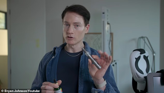 En cuanto a otros tratamientos, Johnson utiliza microagujas para maximizar los beneficios.