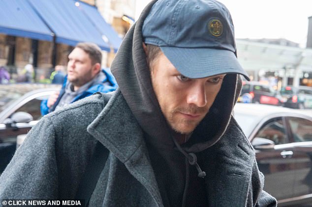 Se desconocen los planes de Harry en la capital francesa, ya que llegó solo a la estación sin su novia Taylor Russell, fotografiada en los BAFTA el domingo.