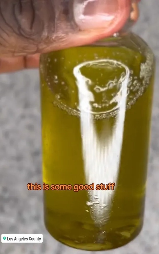 El aceite para el cabello adquiere un color verde intenso una vez finalizado el proceso.