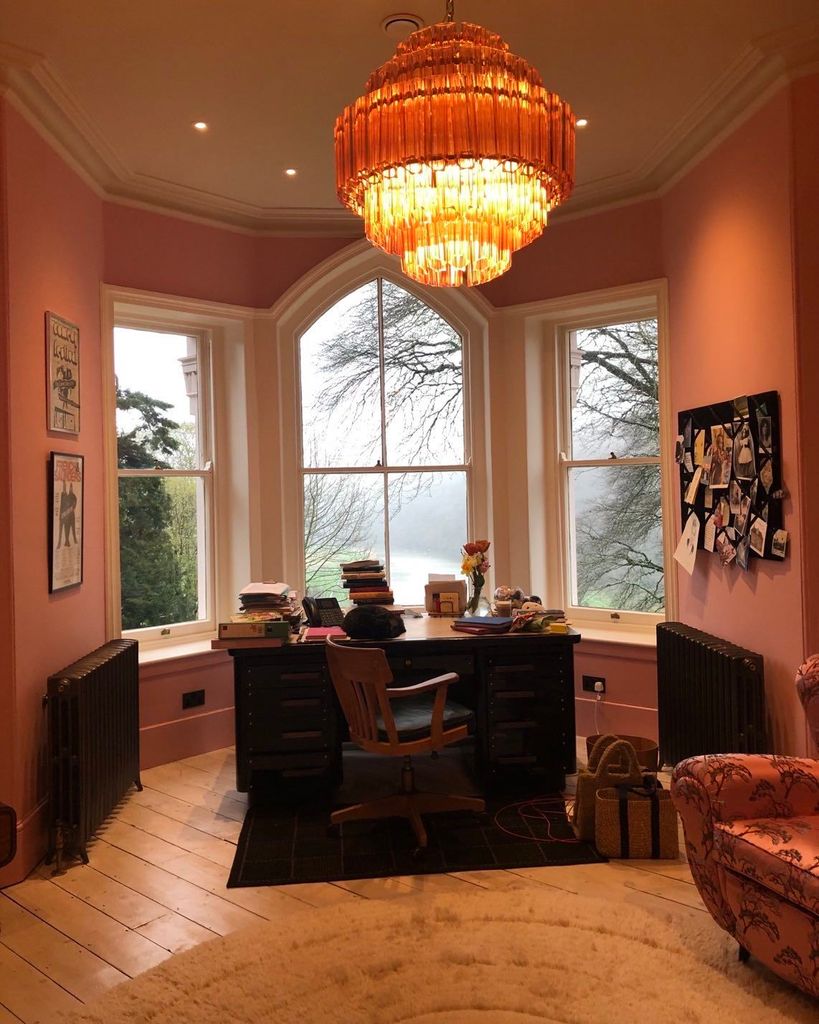 El salón rosa de Dawn French en su casa de Cornwall