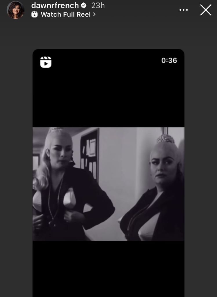 Dawn llevaba una coleta alta y un catsuit negro.