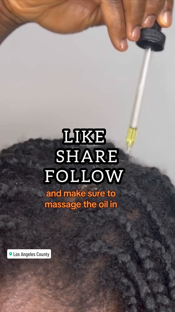 Zana se masajeó el aceite en el cuero cabelludo y el cabello.