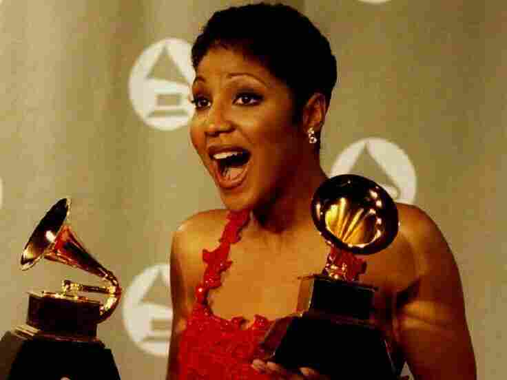 Además de las historias sobre el cabello de mi mamá, me cautivaron las historias sobre el cabello de la música de la cultura pop que me inspiraron en portadas de revistas, videos musicales y fotografías en álbumes de CD.  Esto incluye el cabello color burdeos de Janet Jackson durante The Velvet Rope, el elegante corte pixie de Toni Braxton, los estilos de microtrenzas de Brandy y los estilos de LeToya, LaTavia, Kelly y Beyoncé de Destiny's Child.