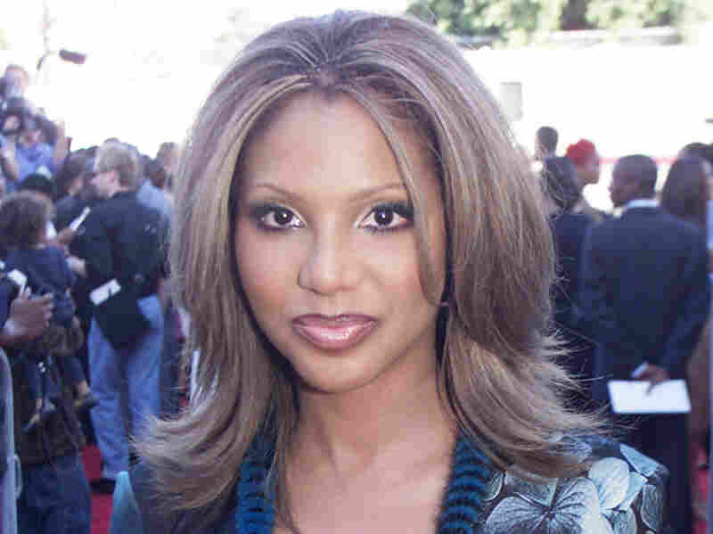 Además de las historias sobre el cabello de mi mamá, me cautivaron las historias sobre el cabello de la música de la cultura pop que me inspiraron en portadas de revistas, videos musicales y fotografías en álbumes de CD.  Esto incluye el cabello color burdeos de Janet Jackson durante The Velvet Rope, el elegante corte pixie de Toni Braxton, los estilos de microtrenzas de Brandy y los estilos de LeToya, LaTavia, Kelly y Beyoncé de Destiny's Child.