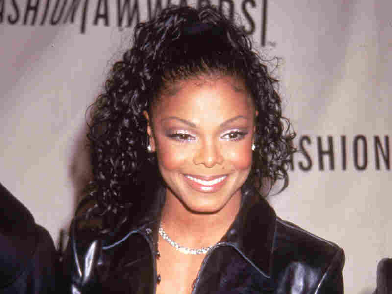 Además de las historias sobre el cabello de mi mamá, me cautivaron las historias sobre el cabello de la música de la cultura pop que me inspiraron en portadas de revistas, videos musicales y fotografías en álbumes de CD.  Esto incluye el cabello color burdeos de Janet Jackson durante The Velvet Rope, el elegante corte pixie de Toni Braxton, los estilos de microtrenzas de Brandy y los estilos de LeToya, LaTavia, Kelly y Beyoncé de Destiny's Child.