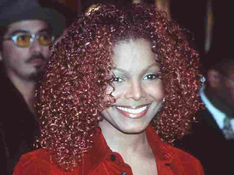Además de las historias sobre el cabello de mi mamá, me cautivaron las historias sobre el cabello de los sonidos de la cultura pop que me inspiraron en portadas de revistas, videos musicales y fotografías en álbumes de CD.  Esto incluye el cabello color burdeos de Janet Jackson durante The Velvet Rope, el elegante corte pixie de Toni Braxton, los estilos de microtrenzas de Brandy y los estilos de LeToya, LaTavia, Kelly y Beyoncé de Destiny's Child.