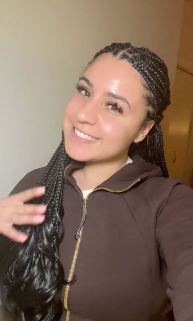 Derecha mostrando su cabello trenzado