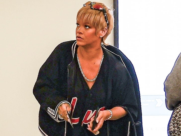 Rihanna apareció con nuevo peinado