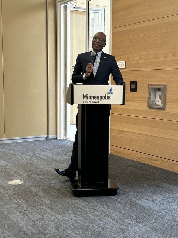 El presidente del Senado de Minnesota, Bobby Joe Champion, se dirigió al evento.