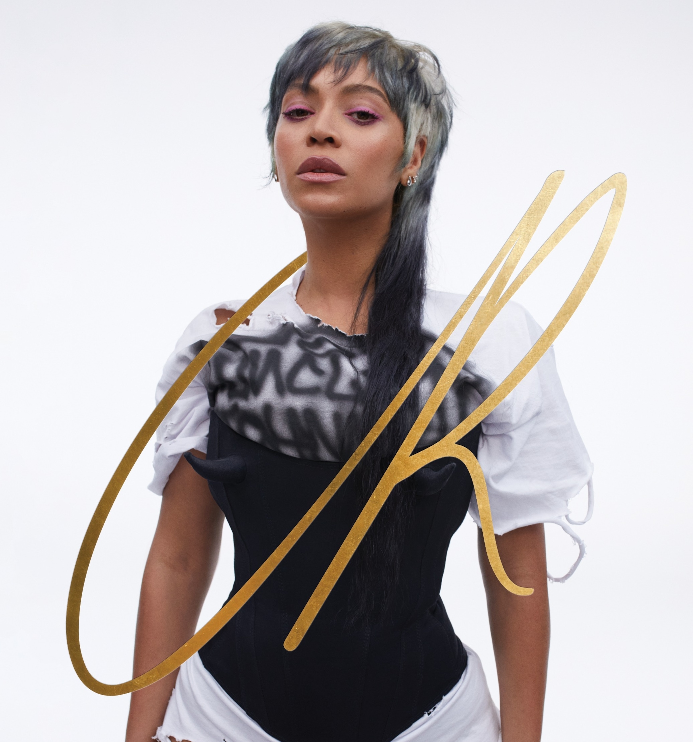     Beyoncé lució de todo, desde un salmonete hasta el cabello rojo para el número 24 de CR Fashion Book titulado Audacious. 
