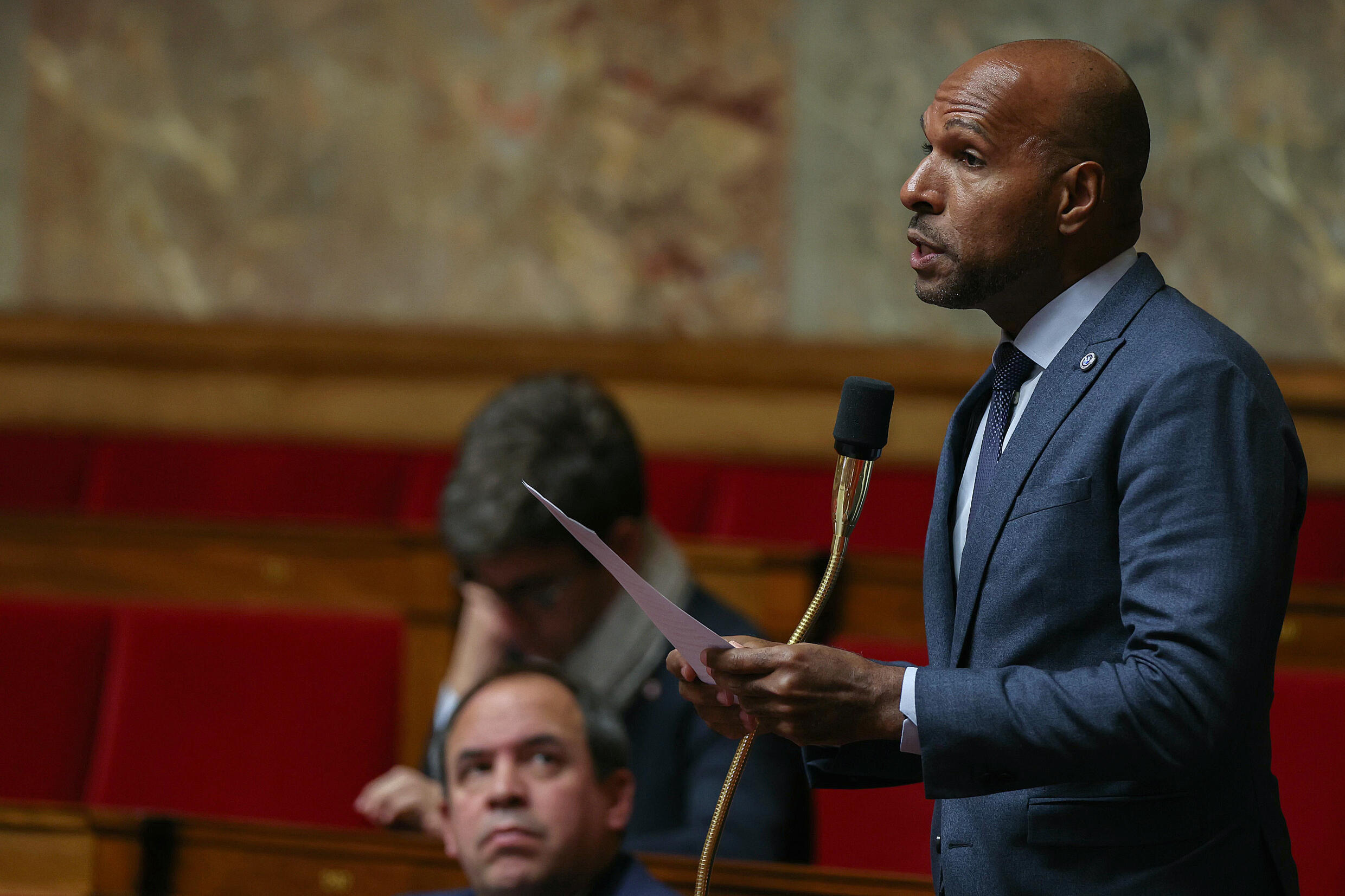 El senador independiente Olivier Serva patrocina el proyecto de ley