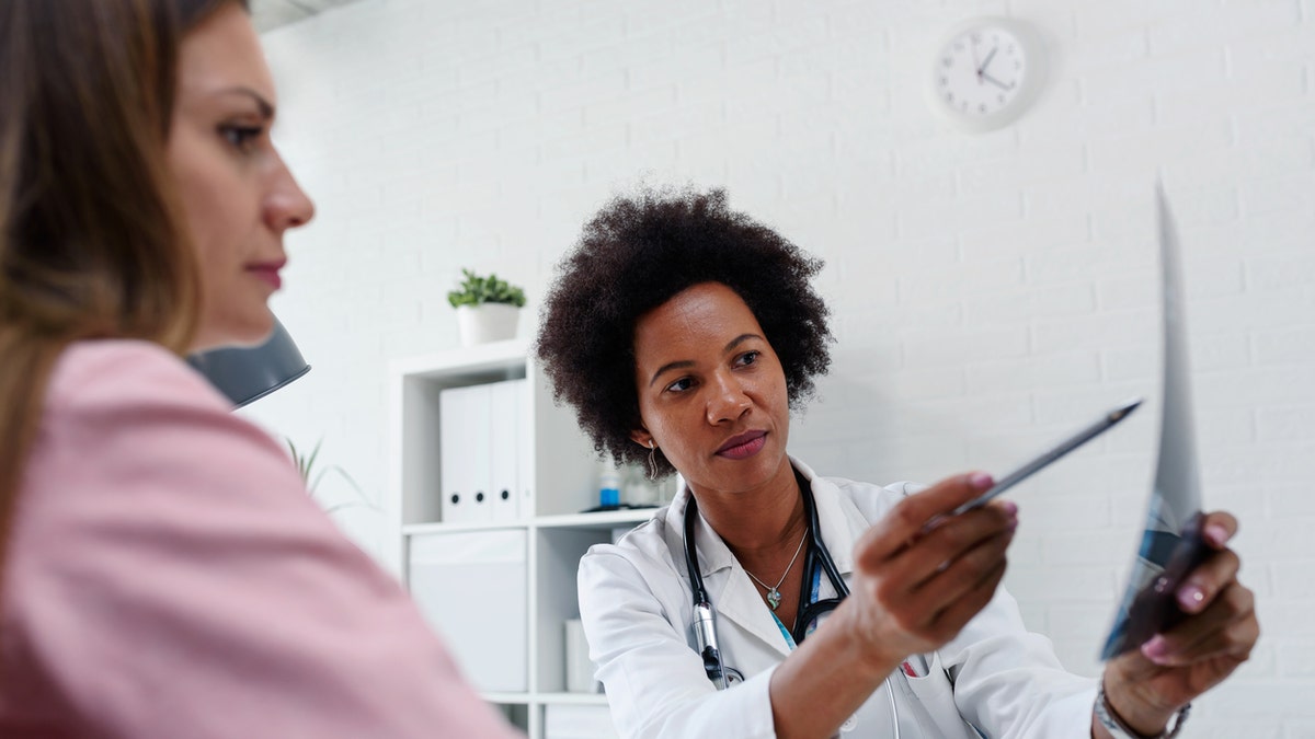 El doctor discute el tema y el paciente.