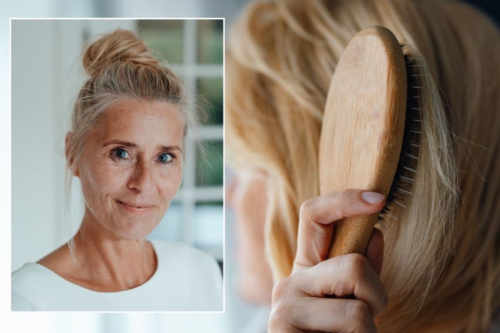 Mujer de mediana edad con el pelo en una pipa / Mujer cepillándose el pelo