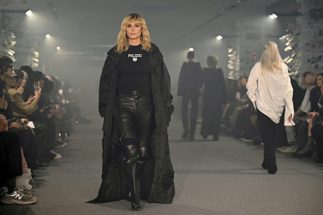 Heidi Klum camina por la pasarela del desfile de moda primavera/verano 2025 de Vetements durante la Semana de la Moda de París el 27 de septiembre de 2024 en París.