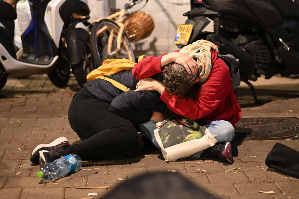 Abrazos para generar impacto en Tel Aviv (Foto: Alexi J. Rosenfeld/Getty Images) Refugiados frente a las oficinas de UNICEF en Tel Aviv durante el levantamiento