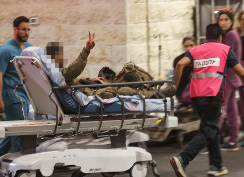Un soldado nervioso en una camilla (Foto: Gil Nechushtan) Hospital Barzilai Ashkelon