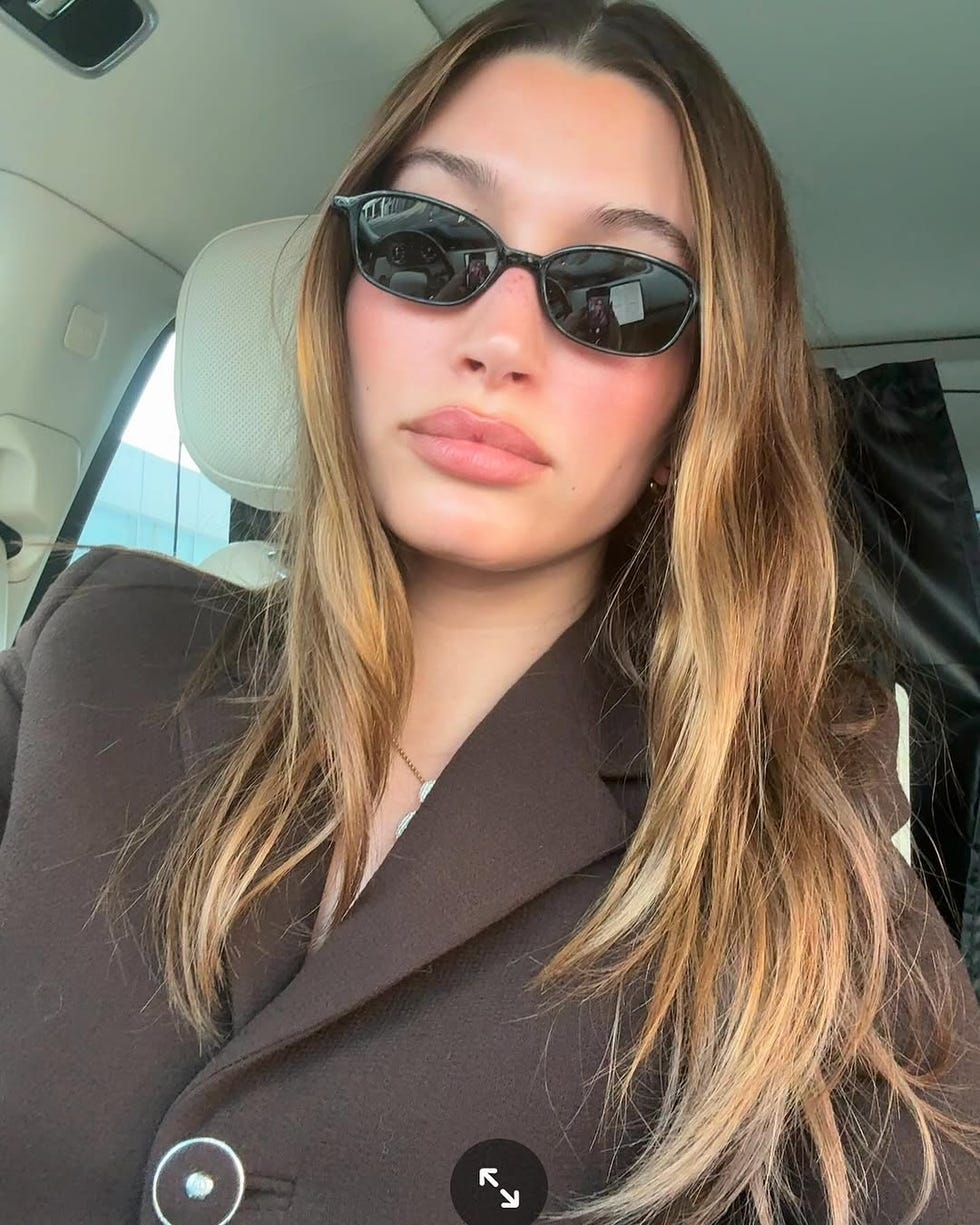Hailey bieber al horno cabello rubio instagram