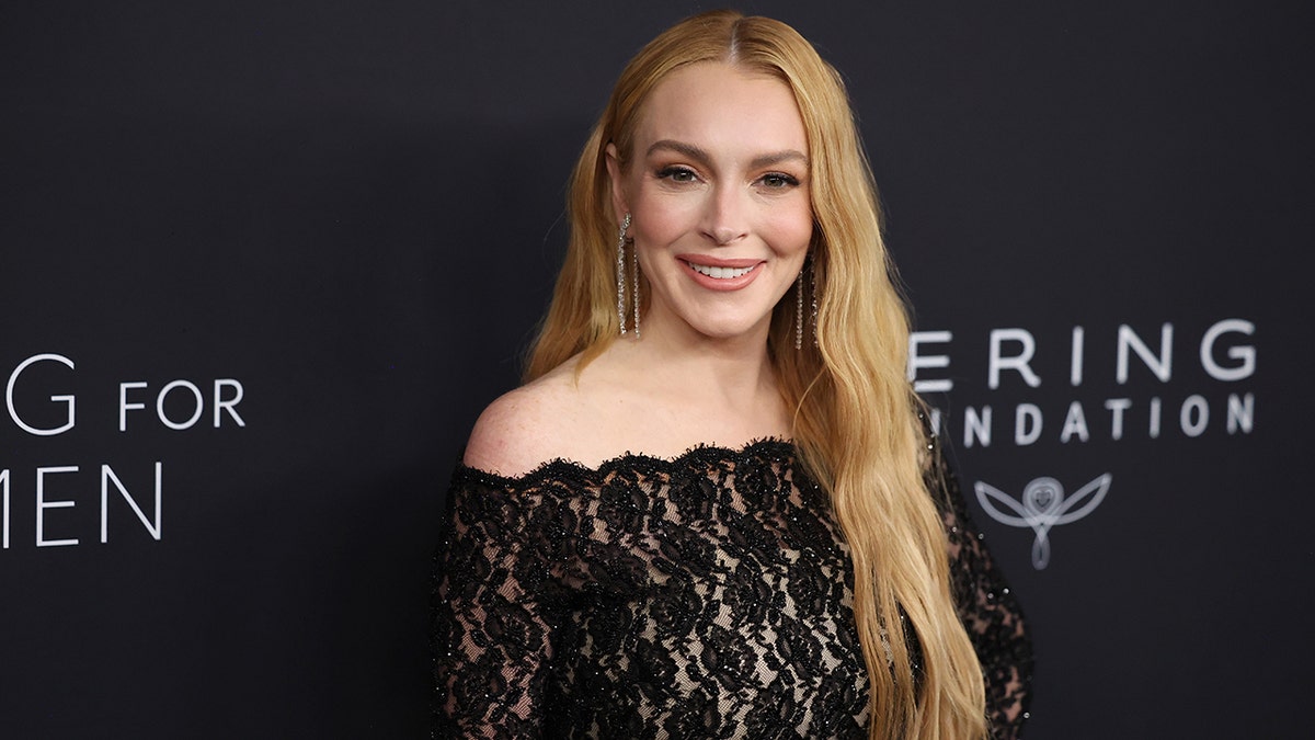 Lindsay Lohan sonríe en la alfombra