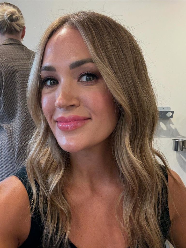 El Carrie Underwood muestra un nuevo color de piel marrón