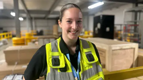 BBC / Josie Hannett Beth Bushell se encuentra en el más grande visiblemente en el medio del bar del Dartford rodeado de cajas y cajas