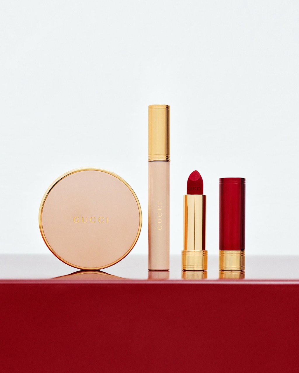 Guccsci pagó a Gerge de Beauty no transferente, un labio rojo en 509 Rosso Anuxo y Mascara L'Alaara. Foto: Folleto