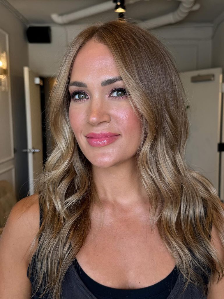 El Carrie Underwood que muestra el cabello rojo de cabello castaño