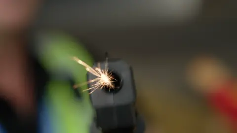 BBC / Andrew Marshall Toy Gun siguiendo la cámara muestra tomas que aparecen en la barra