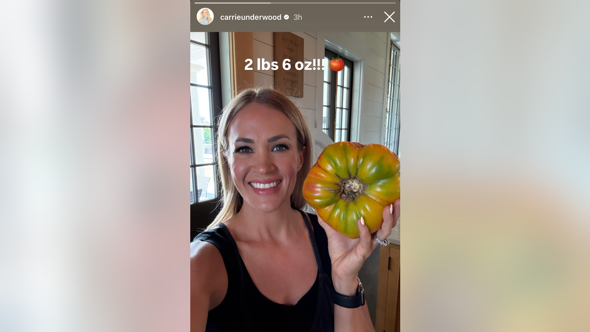 Carrie Underwood sosteniendo un gran tomates