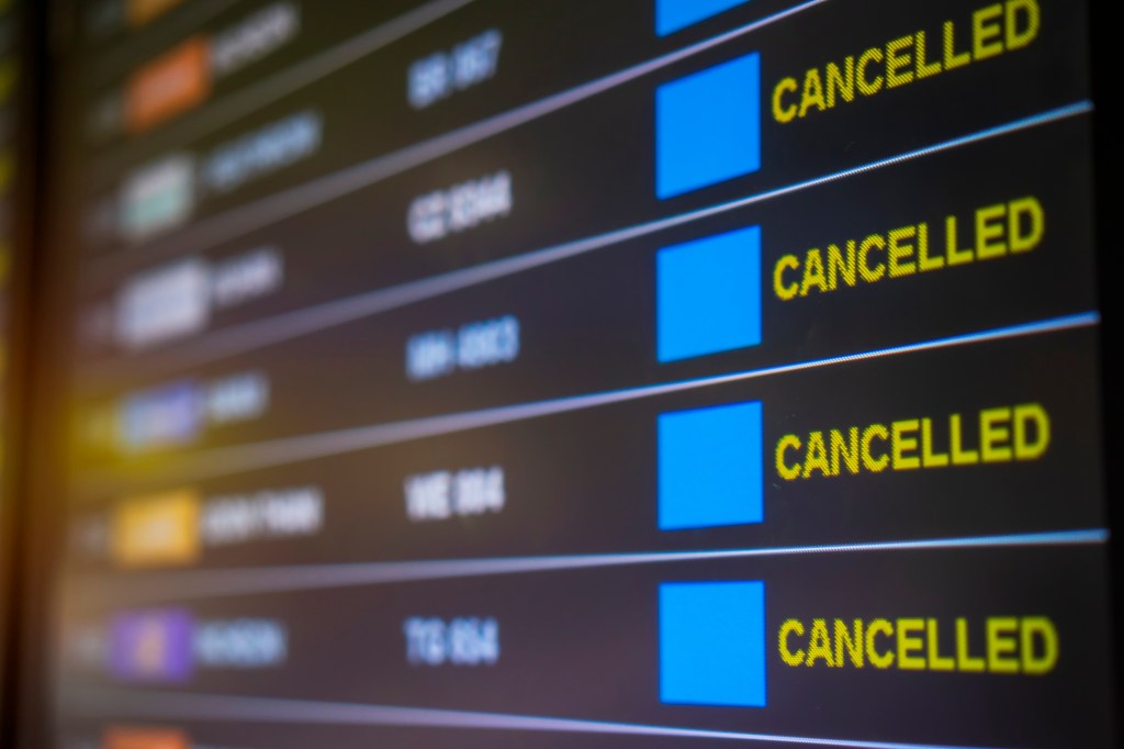 La junta de transferencia del aeropuerto está cerca de múltiples oraciones y energía 
