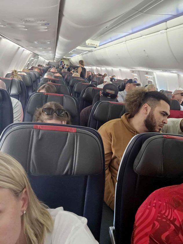 La gente espera a los aviones en Dallas Fort the Airport el viernes 19 de septiembre