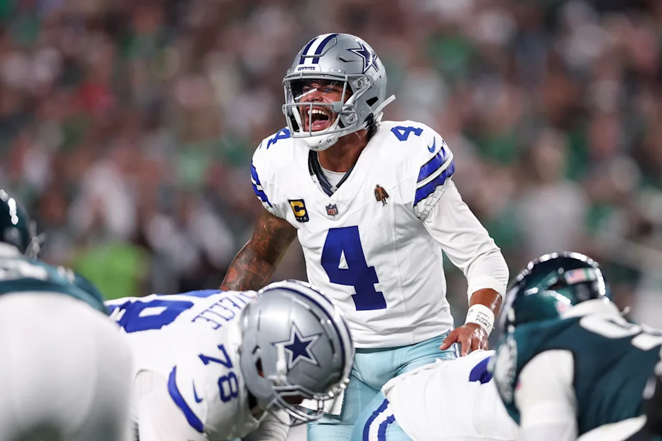 4 de septiembre de 2025; Filadelfia, Pensilvania, EE. UU.; El mariscal de campo de los Dallas Cowboys, Dak Prescott (4), llame a un juego en la primera sección del campo de la primera porción del juego. Acuerdo de permisos: pastillas para fotos