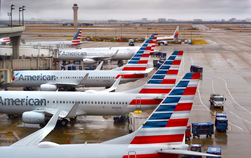 Los aviones de Estados Unidos en la puerta en el Aeropuerto Internacional de Dallas / Fort Force.