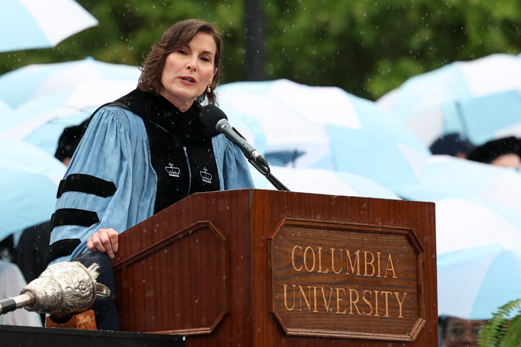 La Universidad de Clumbia es el trabajo de la presidenta Claire Siftman conversaciones en la reunión verde.