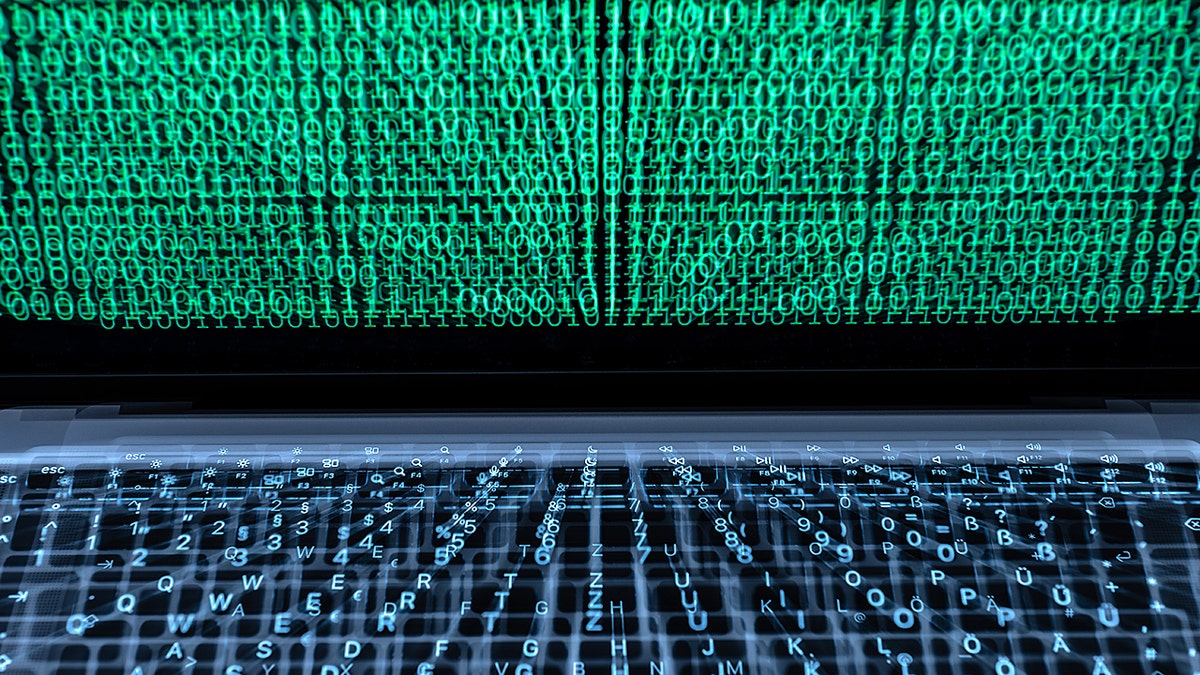 Una computadora con código binario