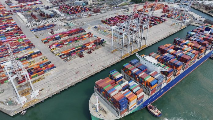 Una escena de vuelo para el envío del barco y grandes cantidades de gramos, acoplamiento de contenedores del Reino Unido