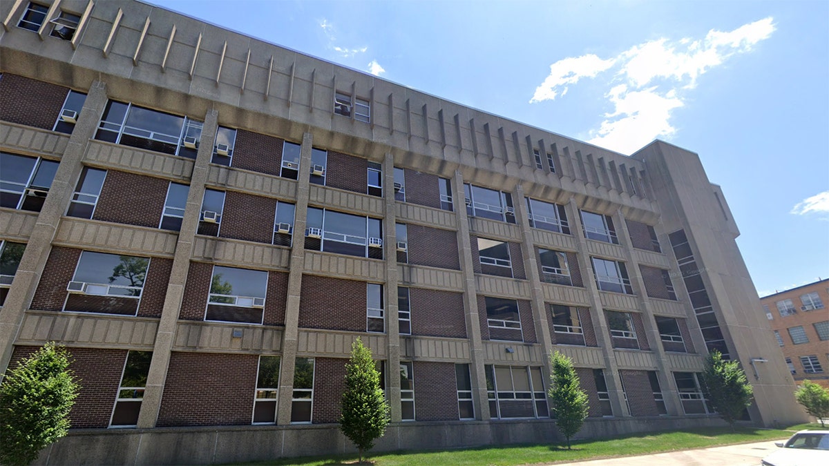 Se les pidió a los estudiantes y los trabajadores de la Universidad de Massachusetts miran en el refugio.