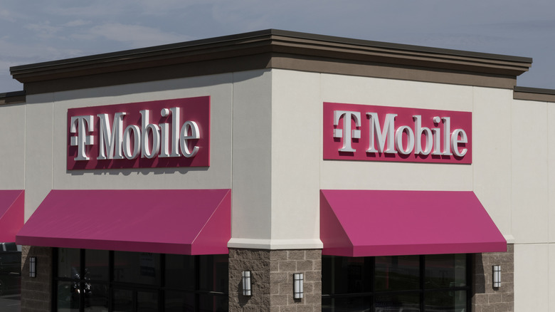 Torrea de T-Mobile y nubes y cielo de abajo
