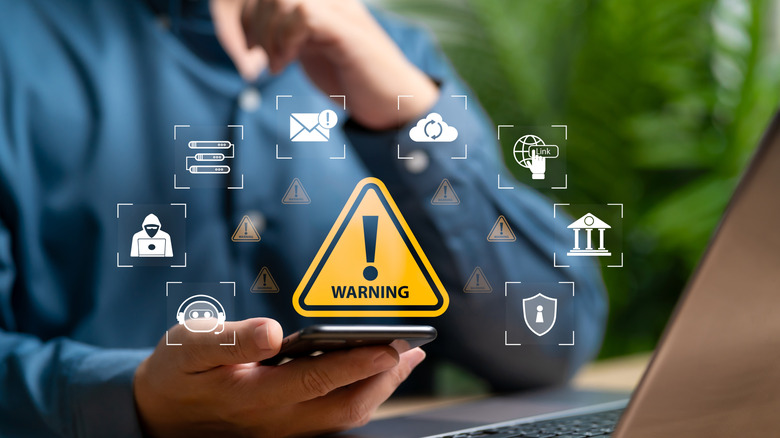 Robo de los datos / navegación de advertencias, manteniendo manualmente un teléfono inteligente, señales de la UE para correo electrónico, mensajes, nube, banco, otro