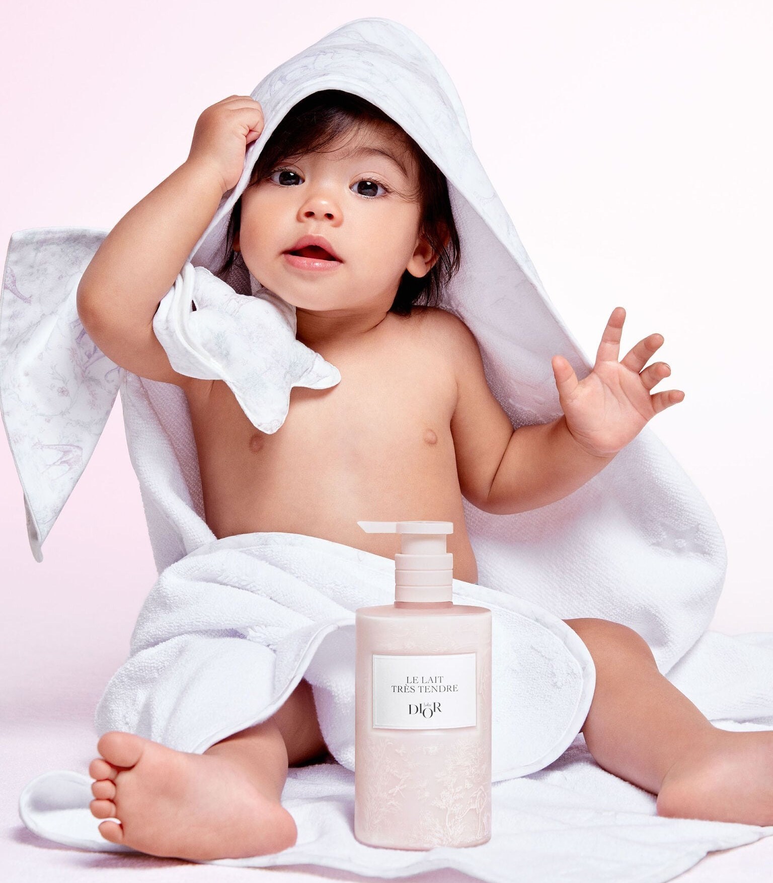 Un bebé con bufanda salta y un producto baby dior dior skior.