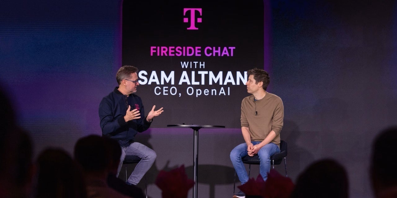 El director ejecutivo de T-Mobile habla con Ai Wightman en el escenario.