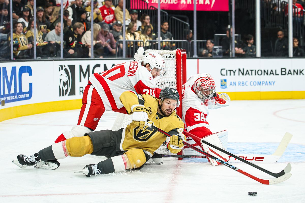 Vegas Golden Knights F Tos Hertl (48) deja caer el disco detrás de la red durante NetLat el martes 4 de 2025 en Las Vegas, Nevada. 