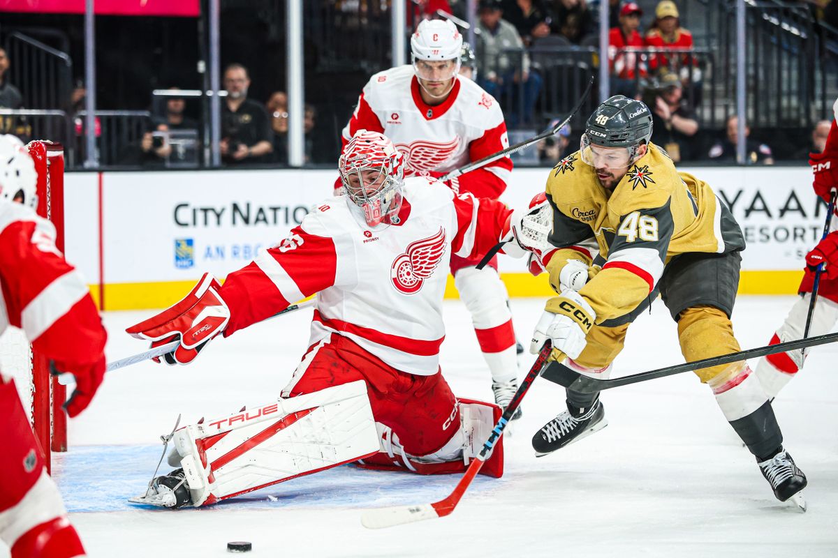 Detroit Red Devils G John Gibson (36) es defendido por Vegas Golden Knight F Amas Hertl (48) durante el Draft de la NHL el martes 4 de 2025 en Las Vegas, Nevada. 