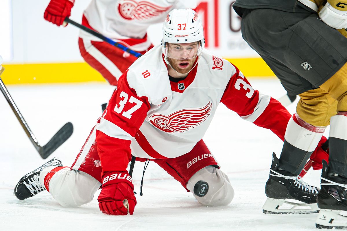 Detroit Red Wings F Jt Combher (37) revisa el disco durante los Golden Knights de la NHL el martes 4 de 2025 en Las Vegas, Nevada. 