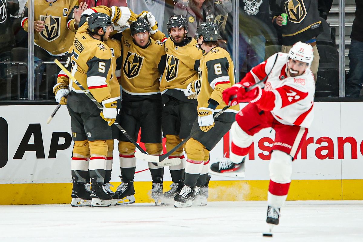 Se ve a Red Wings C Dylan Larkin (71) disparando el disco después de un gol contra los Vegas Golden Knights el martes 4 de noviembre de 2025. 